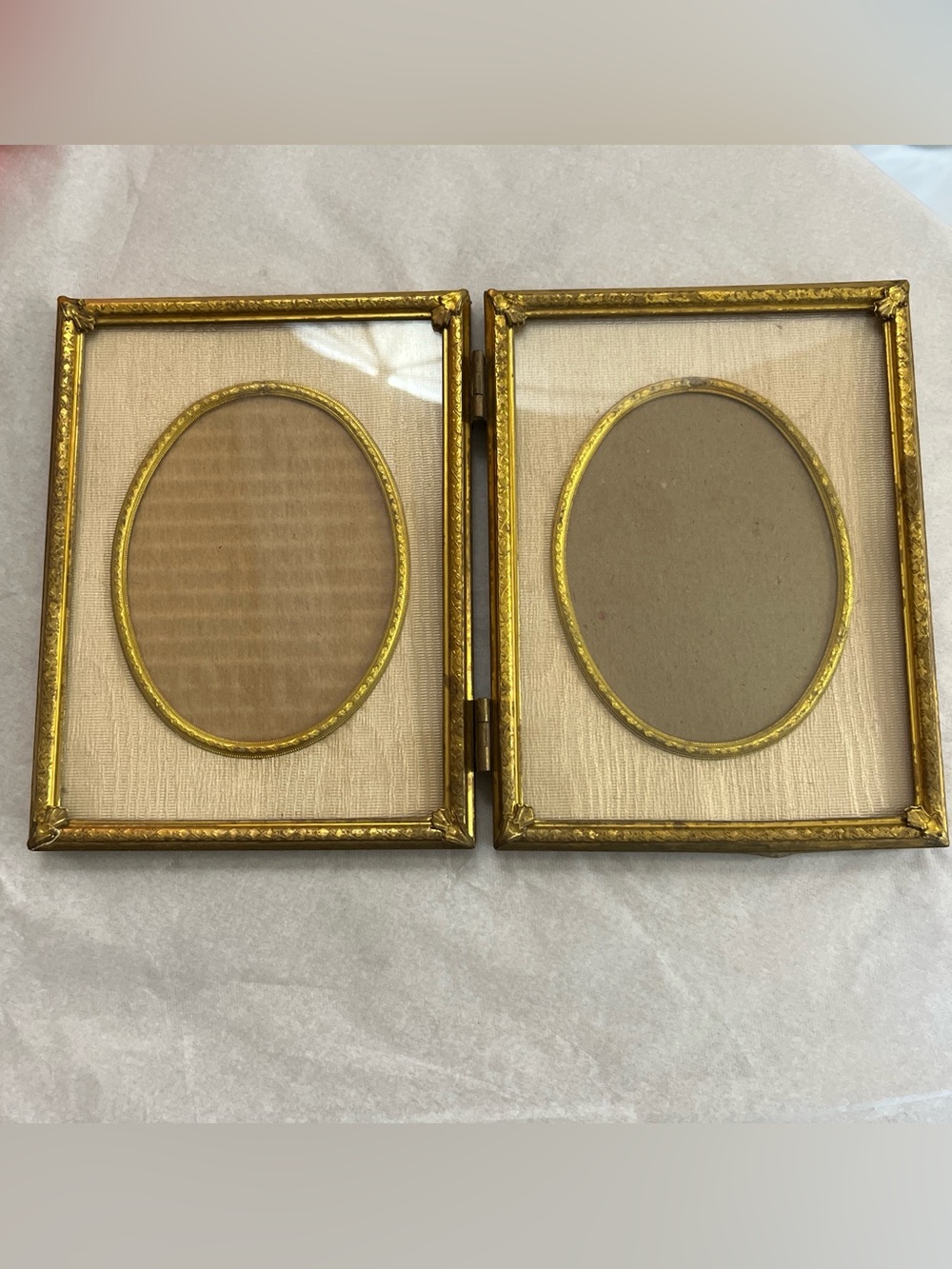 Antique Gilded Double Hinged Oval Photo Frame moirés Mat